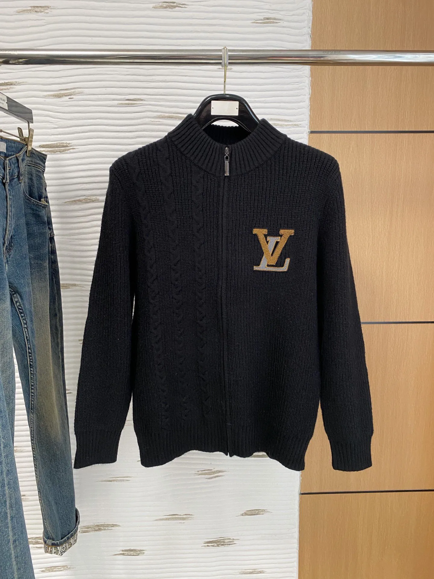 🅿️540 【LV Louis Vuitton】Autumn and winter classic cardigan sweater, in full condition! ! ! Wool blended fabric, the latest model in 2025, golden ratio! ! Slim-fitting soft gold, versatile and practical item, the combination and practicality are extremely powerful, simple and elegant, and classy! To create your own style, it is highly recommended to buy it in two colors. The standard slim fit tailoring process is suitable for both young and old men. It is knitted from wool and will not cause any discomfort! While keeping warm, it is stylish, textured and wearable, and the classic logo with contrasting colors on the chest feels in place! ! Recommended for regular customers! ! Size M-3XL (maximum wear: 190 pounds)